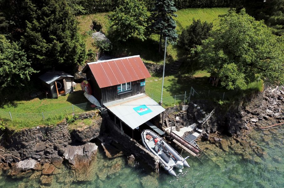Blick auf Clubgel&auml;nde mit Boot aus der Vogelperspektive.
